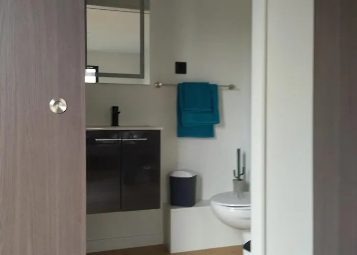 Au Coin Des Lilas - 1 *